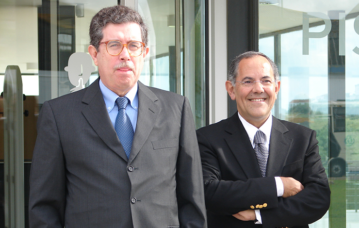 Mariano Gago e José Moura, à entrada do edifício da Biblioteca